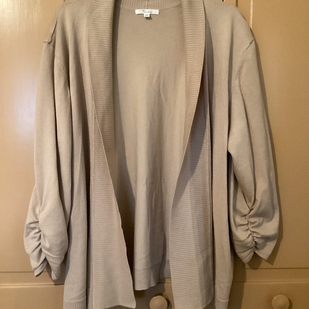 89th & Madison Open Front Light Beige Sweater. Size 3X.